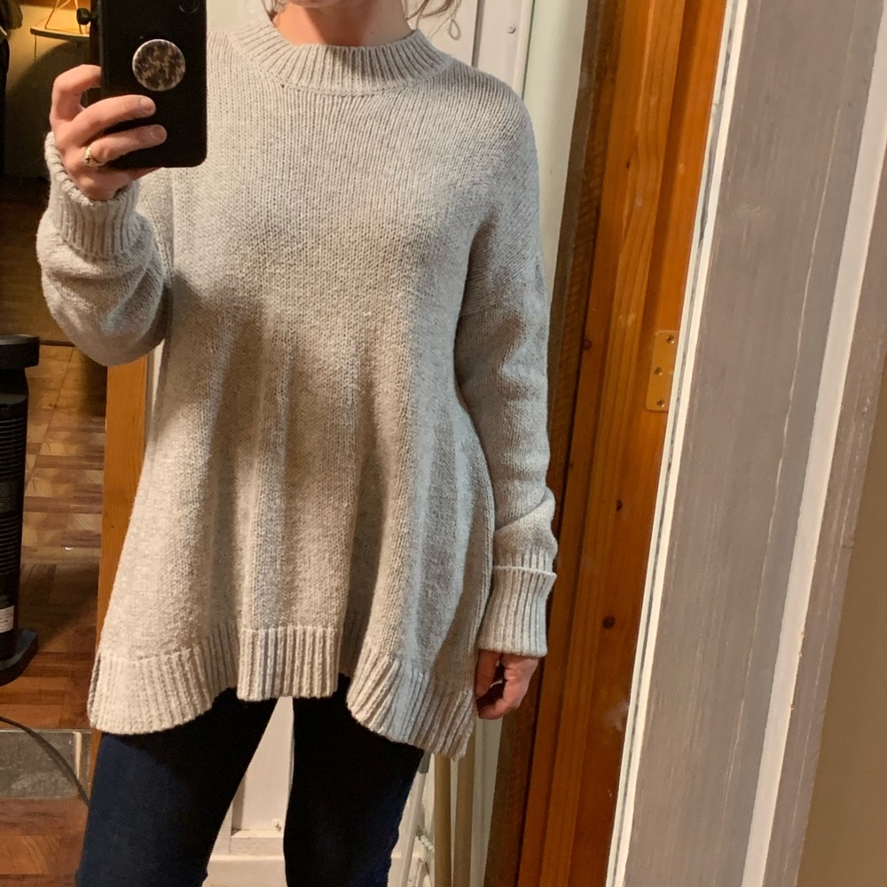 Donating 12/17 ❄️BDG grey flowy sweater